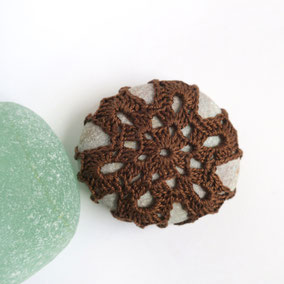 Galet décoratif crochet dentelle - coton perlé brun