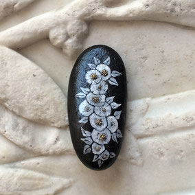 Galet décoratif - peinture sur pierre - fleurs acrylique blanc et perles argentées - galet du Salat noir - vernis satiné