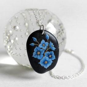 Pendentif galet FLEURS - peinture acrylique sur galet percé - fini satiné - anneau argent 925 - chaîne 45 cm argent 925 maille forçat légère 1,2x2 mm- collection 2019 - pièce unique signée FAS 126