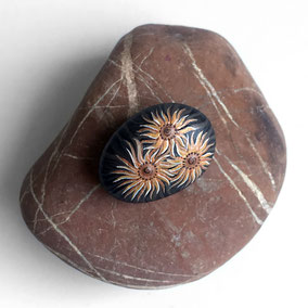 Galet décoratif fleurs tournesol - peinture acrylique cuivré - galet de rivière noir - fini satiné