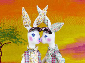 Lapins jumeaux composés de textiles, costumés et maquillés à la peinture acrylique, taille 47cm, non disponibles