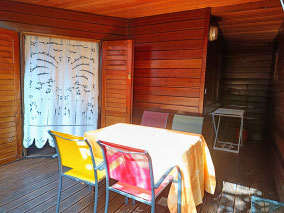 Private terrace of bungalow #2 – outdoor dining area, table, chairs, clothes dryer