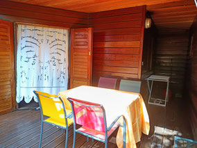 Bungalow n°1 - Terrasse avec coin repas, table, chaises, étendoir