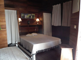 Chambre du bungalow T1 n°2 en bois – lit double, placards, draps fournis