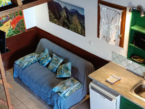 Salon bungalow n°8 – lit clic-clac, table et chaises, ventilateur