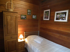 Séjour bungalow n°2 – lit simple 90x190, télévision, draps fournis
