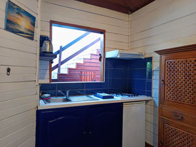 Kitchenette équipée du bungalow T1 n°1 – réfrigérateur, plaques gaz, micro-ondes