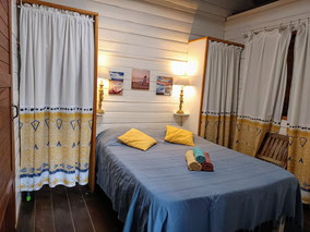 Bedroom with double bed, wardrobe and bed linen provided – Bungalow No.1, Réunion Island