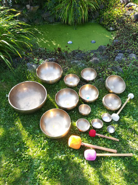 11 Klangschalen im Garten