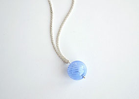 Kurze Kette Silber mit mundgeblasener Perle aus Muranoglas, Hellblau gestreift