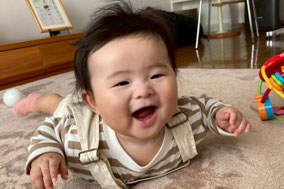 赤ちゃんのヒコーキポーズ