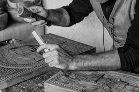 3er PREMIO 2023. La Mano en el cincel. (De Sagri Martínez)