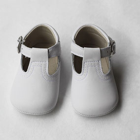 Chaussons baptême bébé pour l'été en cuir blanc. Convient pour les filles ou garçons. Magasin vêtements baptême bébé Paris, Neuilly-sur-Seine.