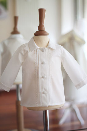 Chemise cérémonie bébé garçon en coton blanc et galons de dentelle. Tenue de baptême Oscar, Fil de Légende. Magasin vêtements baptême Paris, Neuilly-sur-Seine. Envois dans toute la France et à l'international.