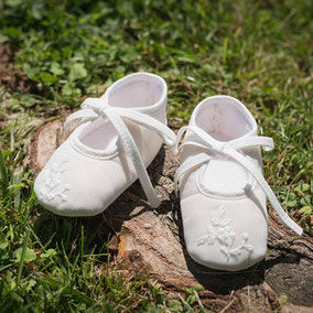 chaussons baptême bébé fille en tulle brodé blanc cassé. Ballerines bébé Fil de Légende. Magasin vêtements baptême Paris, Neuilly-sur-Seine. Envoi dans toute la France, en Europe et dans le monde.