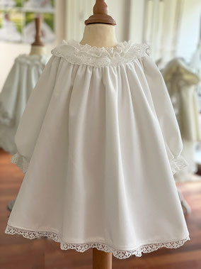 Robe bapteme bebe fille hiver velours et dentelle blanc cassé avec doublure polaire. Modèle Alba. Création française Fil de Légende. Magasin vêtements baptême Paris, Neuilly-sur-Seine. Exépditions en France et à l'international.