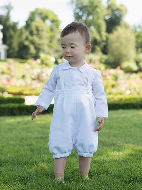 Ensemble cérémonie bébé garçon chemise et salopette coton lin blanc. Modèle vêtement cérémonie bébé garçon Alexandre, Fil de légende. Magasin vêtements cérémonie enfants Paris, Neuilly-sur-Seine. Envoi dans toute la France, en Europe et dans le monde.