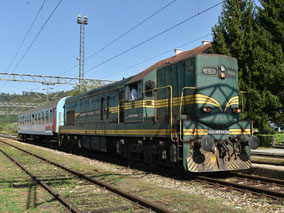 Auf der Teilstrecke der ehemaligen Orient Bahn, Schülerzug ŽRS 6432 Novi Grad - Dobrljin 