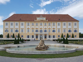 Kaiserliche Tafelschätze die Habsburger bitten zu Tisch, Sonderausstellung in Niederösterreich, Schloss Hof und Schloss Niederweiden