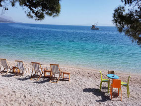 Kroatien - Beach Bar & Caffe Bar Macic in Brela beim Kap Rat, einem der schönsten Strände der Welt