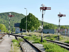Dalmatiner Bahn von Split & Šibenik nach Knin, Bahnhöfe, Bahnbauten und Signale