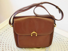 Cartier Damenhandtasche "Les Must de Cartier" aus bordeauxrotem Leder © MAG Lifestyle Magazin