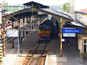 Der alte Bahnhof in Karlsbad, dem Kurort Karlovy Vary in Tschechien, mit historischer Perronhalle 