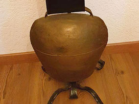 Kuhglocke XXL, ca. 35 cm, an Lederband auf Gestell aus rustikalem Schmiedeeisen