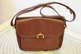 Cartier Damenhandtasche "Les Must de Cartier" aus bordeauxrotem Leder © MAG Lifestyle Magazin
