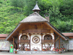 Eine Kuckuksuhr aus dem Schwarzwald für das rustikale oder moderne Ambiente, das Bauernstüberl und das Jagdzimmer