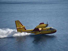 Feuerbekämpfung mit Flugzeugen und Piloten Training, die Canadair CL-415, ein Löschflugzeug der Kroatischen Luftwaffe bei der Wasseraufnahme