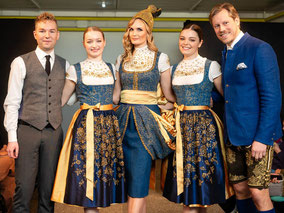 Gössl präsentiert das Gössl Couture Dirndl No #3 in royalem Blau des traditionellen Blaudrucks veredelt mit Blumenmotiven aus Gold-Handdruck © Christian Dusek