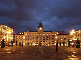 MAG Lifestyle Magazin Urlaub Reisen Triest Italien Hafenstadt Monarchie Piazza Unita d'Italia Caffè degli Specchi Grand Hotel Duchi d' Aosta Eisenbahnmuseum Strassenbahn Miramare
