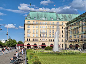 Berlin, das Hotel Adlon Kempinski und das Restaurant Brasserie Quarre mit Blick auf das Brandenburger Tor