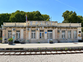 Split, der Endbahnhof der Dalmatinerbahn an der kroatischen Adria der k.k. Staatsbahnen
