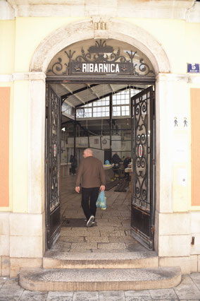 Der Fischmarkt von Split, die Peškarija im Diokletian Palast