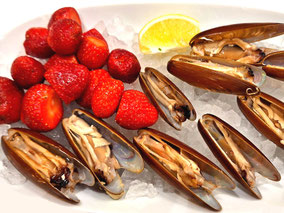 Prstaci crudo, rohe Steinbohrermuscheln mit Erdbeeren in Neum - Restaurants in Bosnien - Hercegowina