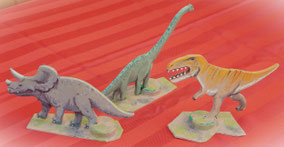 Petits dinos en bois pour séances de dédicaces.
