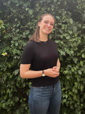 Portraitfoto von Elisa Schultze-Berndt vor grünem Hintergrund.