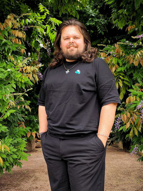 Portraitfoto von Julian Jentzsch vor grünem Hintergrund.