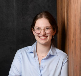 Portraitfoto von Magdalena Janocha. An einer Wand lehnend.