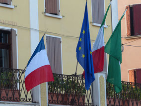 Drapeaux sur le fronton de la Mairie de San Giovanni del Dosso