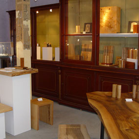 Holzkünstler und Kunsttischler Michael Beständig in seinem Showroom in Bregenz vor der Ausstellung von edlen Pfeffermühlen
