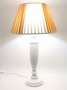 lampada da tavolo in legno con paralume particolare