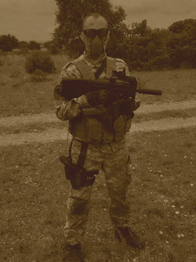 joueur-airsoft-associations-vauclusiennes-repliques-p90-boutique-en-ligne-furets-enrages