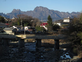 妙義山と碓氷川　夏にはアユの簗場も