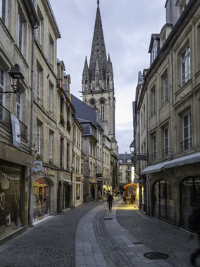 Bild: Rue Froide mit Turm der Église Saint Sauveur in Caen