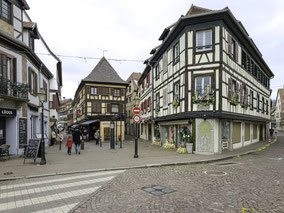 Bild: Eingang nach der Stadtmauer in die Rue du Marché in Obernai
