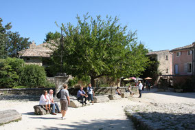 Bild: Dorfplatz Oppéde-le-Vieux, Provence