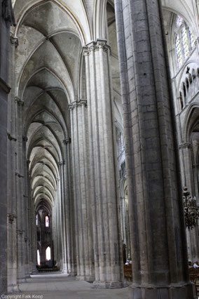 Bild: Seitenschiff neben dem Mittelschiff in der gotische Kathedrale Saint-Étienne von Bourges